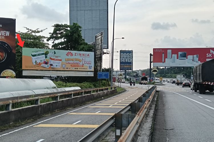 1 Sided Free Standing Billboard at Federal Highway KM17, Shah Alam, Selangor (Near Petronas Batu Tiga Federal Highway)