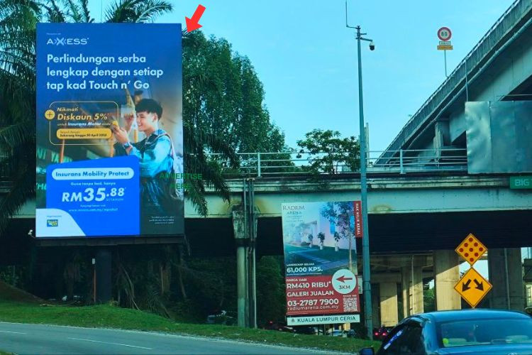 Day View - Vertical Digital Screen Billboard at East West Link Highway, Kuala Lumpur (near Taman Desa)