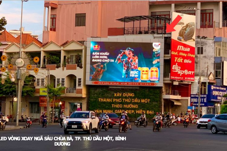 Horizontal Digital Screen Billboard at Ba Pagoda, Ho Chi Minh City (Nga Sau Chua Ba)