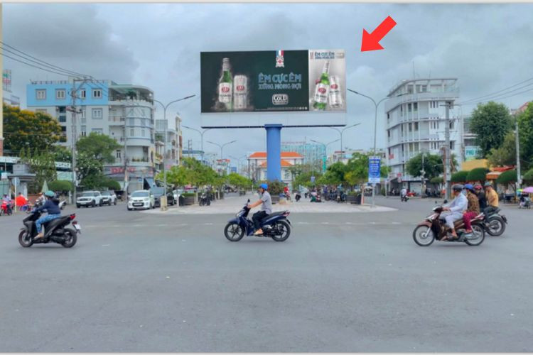 Horizontal LED Unipole Billboard at Hai Ba Trung Park, Long Xuyen Ward, An Giang