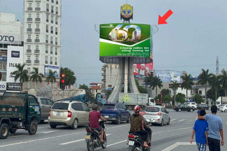 Horizontal LED Unipole Billboard at Big C Roundabout, Nam Dinh Ward, Ninh Binh