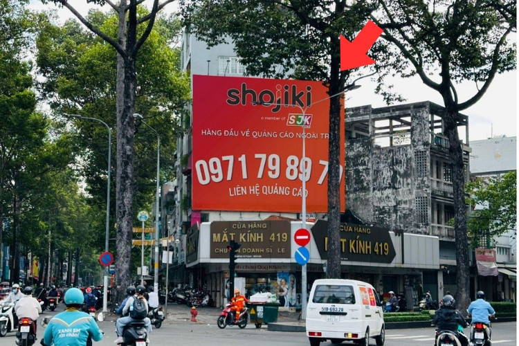 Day view - Horizontal Wallscape Billboard at Nguyen Tri Phuong Roundabout, Ngo Gia Tu Ward, Ho Chi Minh City (419 eye store)
