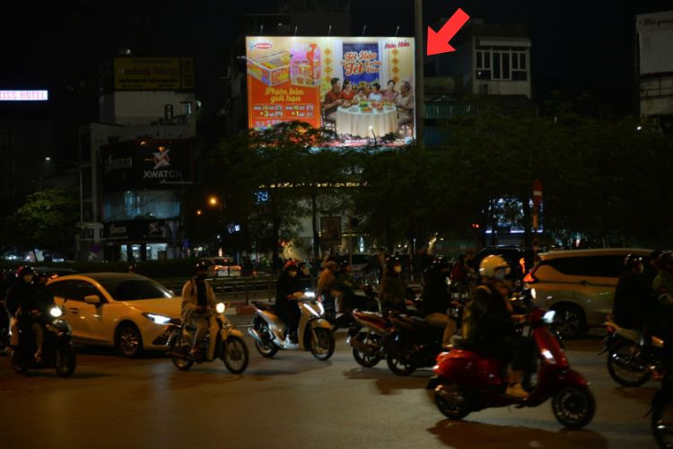 Night view -  Wall-mounted Pano Billboard at Giai Phong – Xa Dan – Le Duan – Dai Co Viet Intersection, Dong Da, Ha Noi City (472 Le Duan)