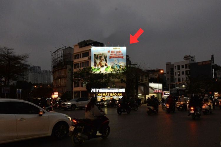 Day view - Wall-mounted Pano Billboard at Lac Long Quan - Buoi - Hoang Hoa Tham Roundabout Intersection, Cau Giay, Ha Noi City