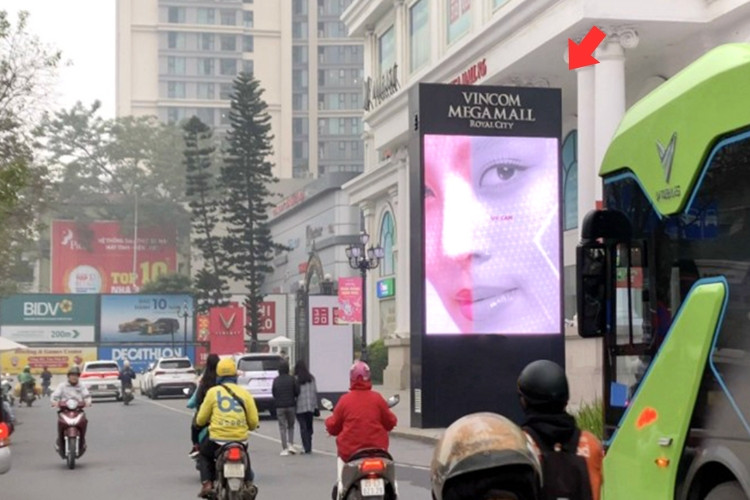 2 Sided Vertical LED Wall Cladding Billboard at 72 Nguyen Trai, Khuong Dinh Ward, Ha Noi City (Vincom Royal City)