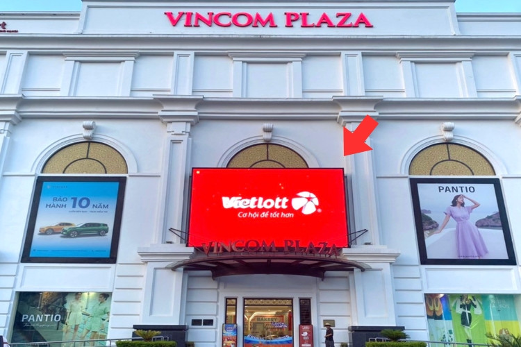 Day view - Horizontal LED Wall Cladding Billboard at Truong Chinh Street, To Hieu Ward, Sơn La (Vincom Son La)