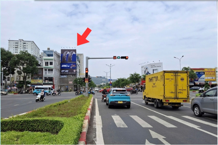 Day view- Vertical Wallscape Billboard at Intersection of Le Hong Phong Street and Thong Nhat Street, Tam Thang Ward, Ho Chi Minh City