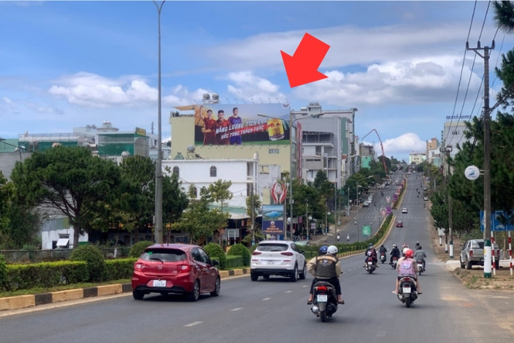 Day view-  Horizontal Wallscape Billboard at 100 Nguyen Tat Thanh, Pleiku Ward, Gia Lai