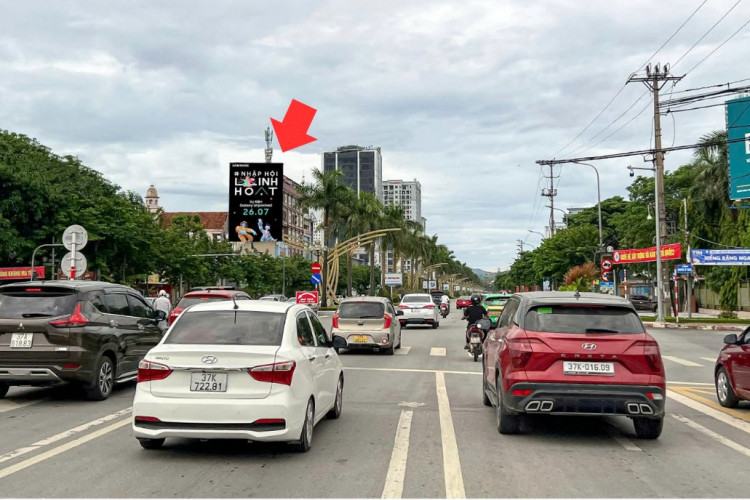Day view-  Vertical Wallscape Billboard at 34 Le Nin Boulevard, Truong Vinh Ward, Nghe An