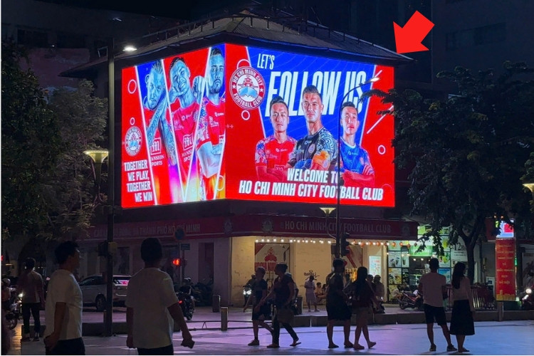 Night view - Horizontal Curved LED screen Billboard at Nguyen Hue Walking Street, 12 Bis Nguyen Hue, Ha Noi City