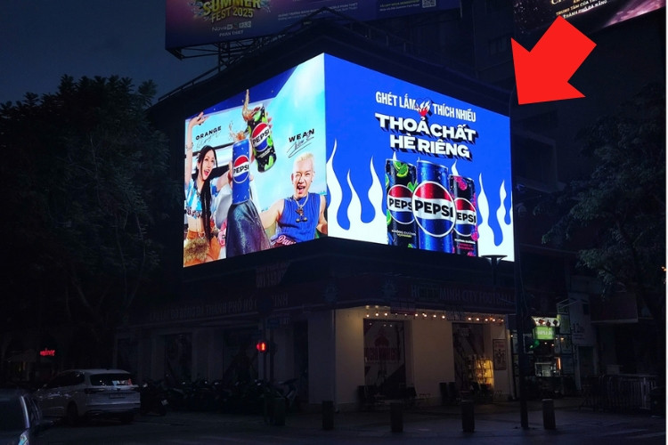 Night view - Horizontal Curved LED screen Billboard at Nguyen Hue Walking Street, 12 Bis Nguyen Hue, Ha Noi City