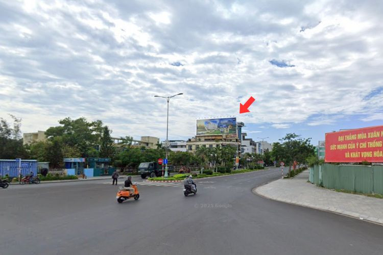 Horizontal Wall-mounted Pano Billboard at 392 Hung Vuong, Tuy Hoa, Daklak (Hung Vuong Boulevard Roundabout)