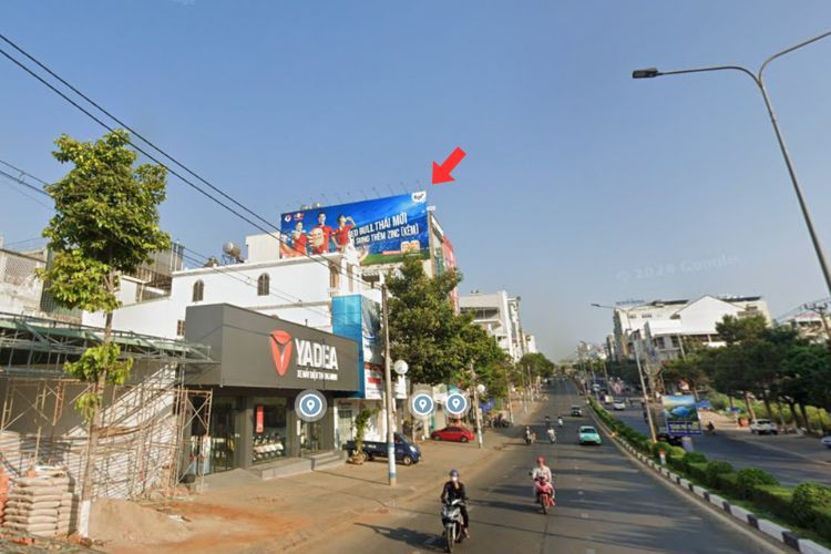 Horizontal Wall-mounted Pano Billboard at 100 Nguyen Tat Thanh, Pleiku, Gia Lai