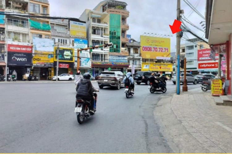 1 Panel Horizontal Wallscape Billboard at Nguyen Van Cu – Ba Thang Hai Intersection, Xuan Huong Ward, Lam Dong (Xuan Truong Cellphone Store)