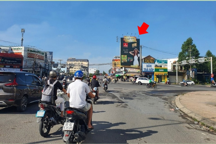 Day view- Horizontal Wallscape Billboard at 109 Mau Than Roundabout, Cai Khe Ward, Can Tho City (Heading toward Can Tho Airport)