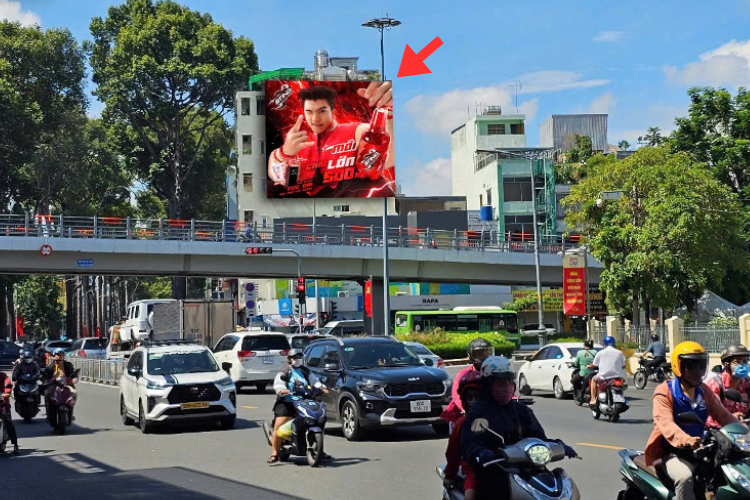 Day view - Vertical Wallscape Billboard at 543 Nguyen Tri Phuong, Dien Hong Ward, Ho Chi Minh City