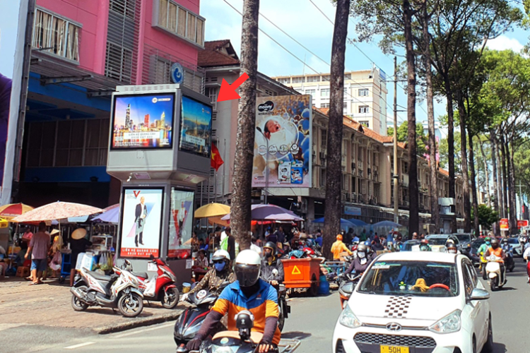 8 Sided Vertical E-tower Panel Billboard at 189 Nguyen Thi Minh Khai, Ben Thanh Ward, Ho Chi Minh City (VUS English center)