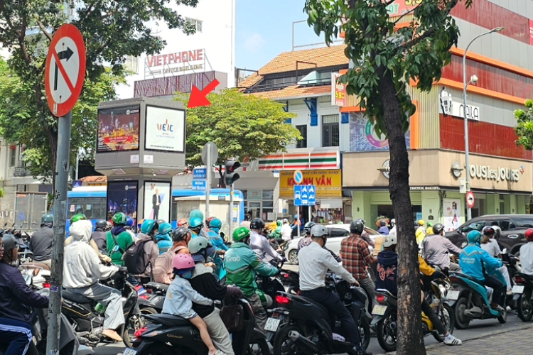 8 Sided Vertical E-tower Panel Billboard at 27 Nguyen Dinh Chieu Street, Tan Dinh Ward, Ho Chi Minh City (Highlands Coffee)