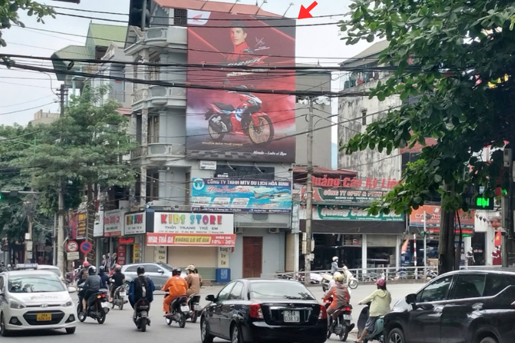 1 Panel Vertical Wallscape Billboard at Cu Chinh Lan, Hoa Binh Ward, Phu Tho (Hoa Binh Bridge)
