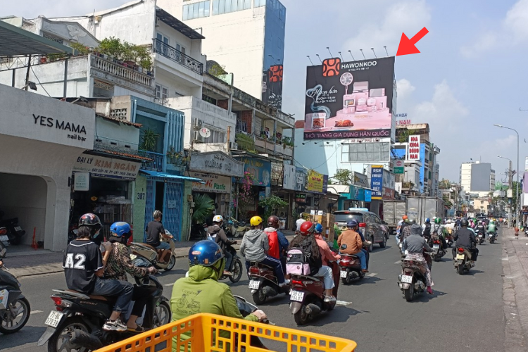 Day view - Vertical Wall-mounted Pano Billboard at 405 Nguyen Kiem, Duc Nhuan Ward, Ho Chi Minh City