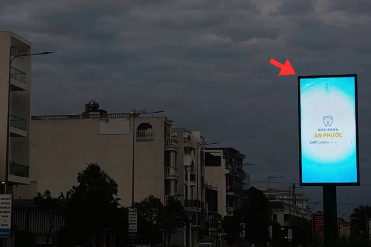 1 Panel Vertical LED Unipole Billboard at 330 Hung Vuong, Long An Ward, Tay Ninh (KimKat coffee)